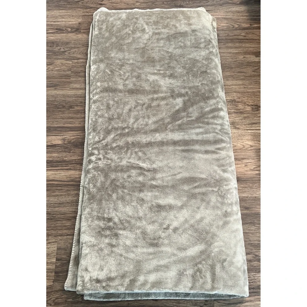 Ugg Novah Bed Blanket Measuring Approximately 110